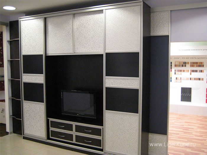 Чёрно-белый шкаф-купе под телевизор с отделкой кожей