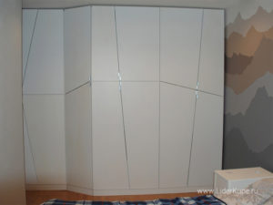 Распашной белый корпусный шкаф сложной геометрии