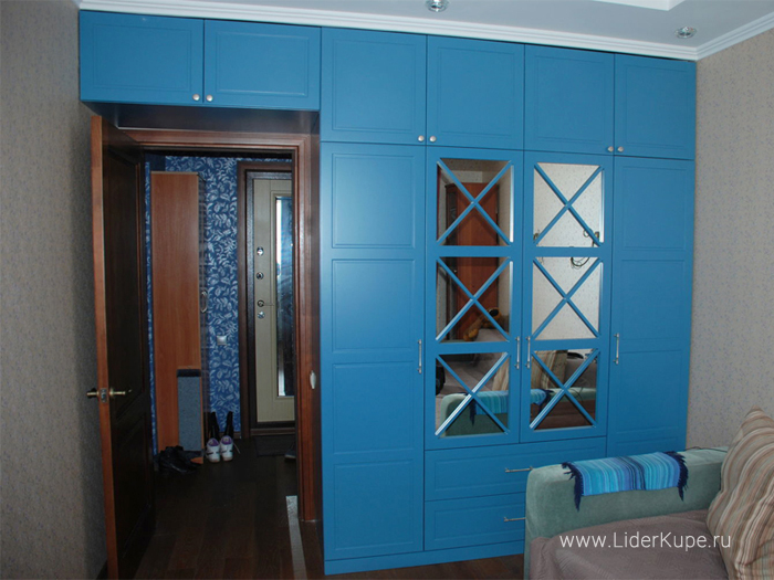 Распашной встроенный синий шкаф с антресолью